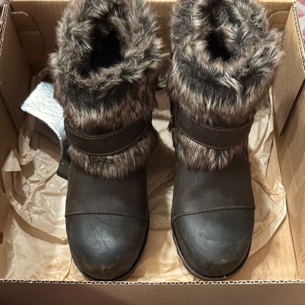 Sorel Joan of Arctic Wedge Ankle Brown Winter Boots with Faux Fur